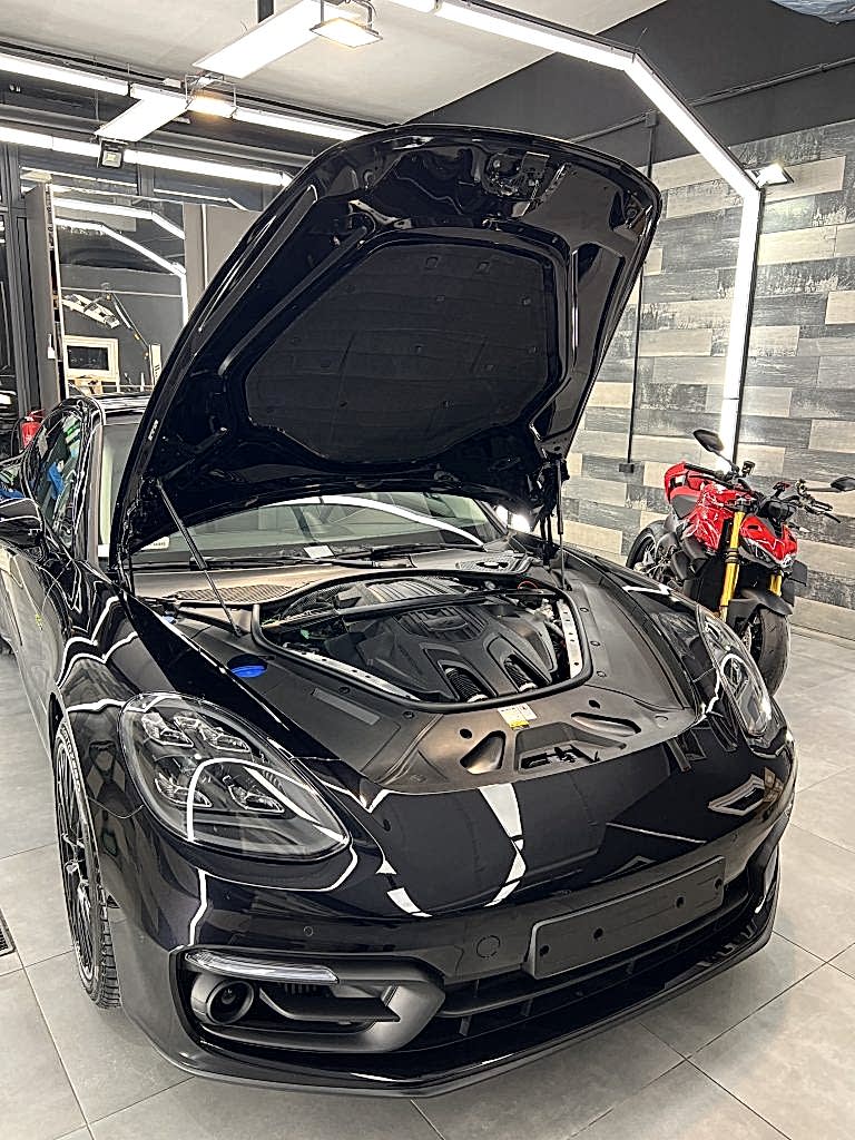 porsche panamera czyszczenie komory silnika, Detailing , autodetailing, polerowanie lakieru, powłoki ceramiczne, zabezpieczenie lakieru, folie Ppf 